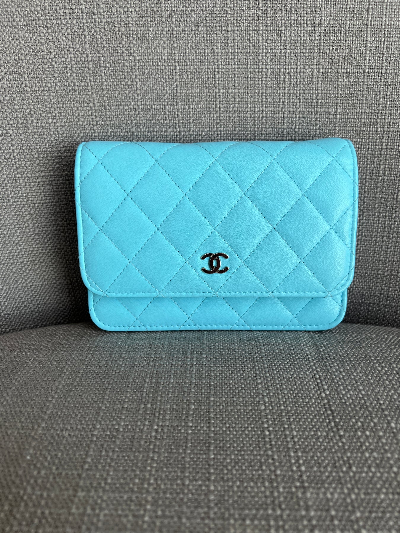 CHANEL Small wallet in grained calf leather with a cla  Drouotcom