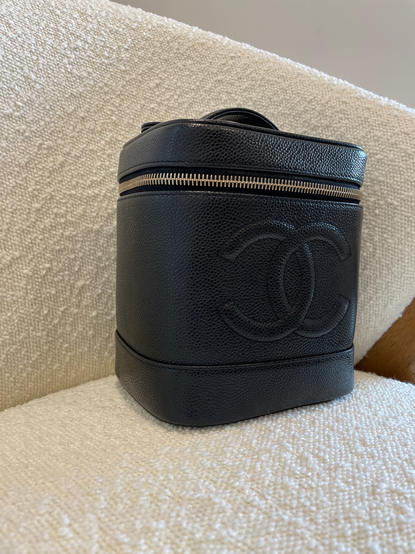 Chanel Caviar Round Vanity Case Black Leather ref.910854 - Joli Closet